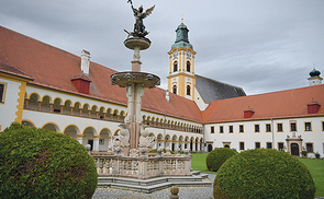 Der Hof des Augustiner-Chorherren-Stiftes Reichersberg mit seinem beeindruckenden Brunnen.