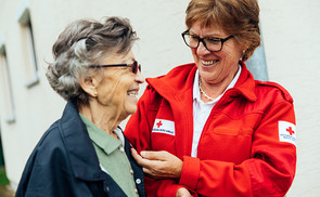 Steiermark, Bezirk Feldbach, September 2017. Franziska Fauster hat vor knapp 20 Jahren den freiwilligen Besuchsdienst als Projekt gestartet. Das Konzept hat sich in ganz Österreich durchgesetzt. Als Pensionistin besucht sie als Freiwillige nach wie v