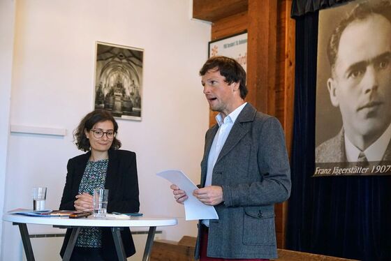 Verena Lorber und Andreas Schmoller vom Franz und Franziska Jägerstätter Institut Linz präsentieren die neue digitale Jägerstätter-Edition.