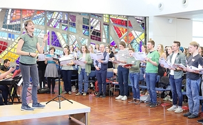 Marina Schacherl, Referentin für Kirchenmusik, dirigierte den Gesamtchor. 