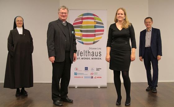 V. l.: Sr. Michaela Pfeiffer-Vogl (Marienschwestern vom Karmel), Bischof Manfred Scheuer, Christine Parzer (MIVA), Matthäus Fellinger (Vorsitzender Welthaus) / © Diözese Linz / Eckerstorfer V. l.: Sr. Michaela Pfeiffer-Vogl (Marienschwestern vom Karmel), Bischof Manfred Scheuer, Christine Parzer (MIVA), Matthäus Fellinger (Vorsitzender Welthaus)