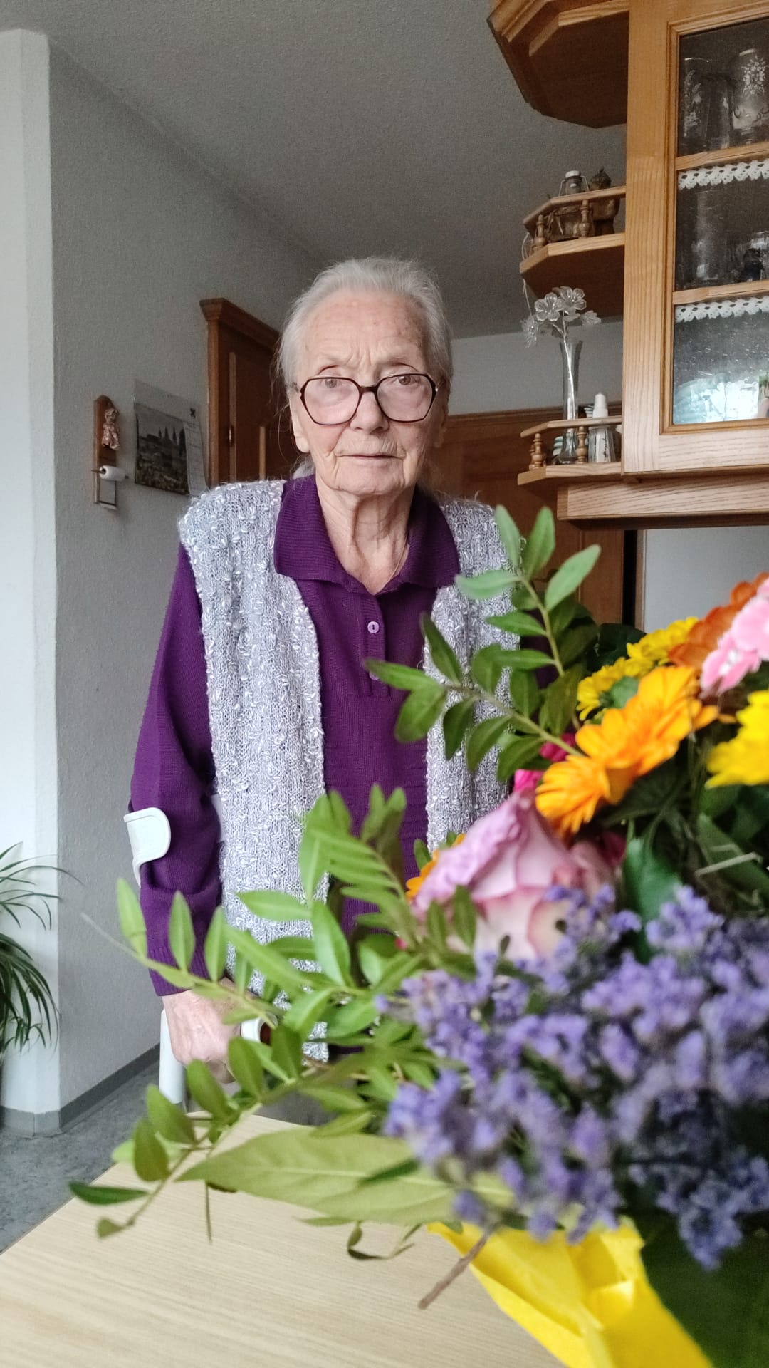 Anna Rass, bedankt mit einem Blumenstrauß