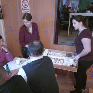 Melanie Past und Bianca Rauch beim Servieren