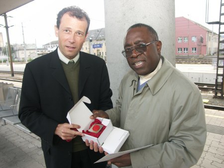 Übergabe der Jägerstätter-Reliquie an Bischof Severin Niwemugizi von Rulenge. / © Diözese Linz Übergabe der Jägerstätter-Reliquie an Bischof Severin Niwemugizi von Rulenge.