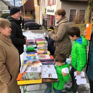 Am Bibelsonntag werden Bibeln und Literatur dazu angeboten.