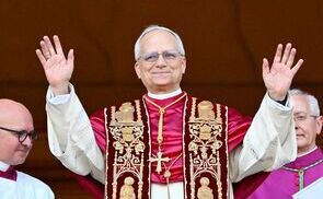 Papst Leo XIV. nach seiner Wahl auf der Mittelloggia des Petersdoms.