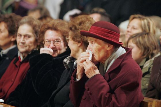 Franziska Jägerstätter mit ihren Töchtern bei der Seligsprechung von Franz Jägerstätter am 26. Oktober 2007 im Linzer Mariendom.