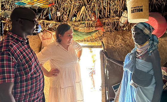 Missio-Mitarbeiterin Anne Fleck besucht die Betroffenen vor Ort in Kenia