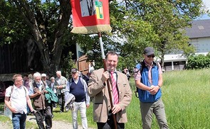 Jägerstätter-SternwaIng. Karl Toifl führt den Zug der Pilger vom Jägerstätterhaus zur Pfarrkirchellfahrt nach St. Radegund