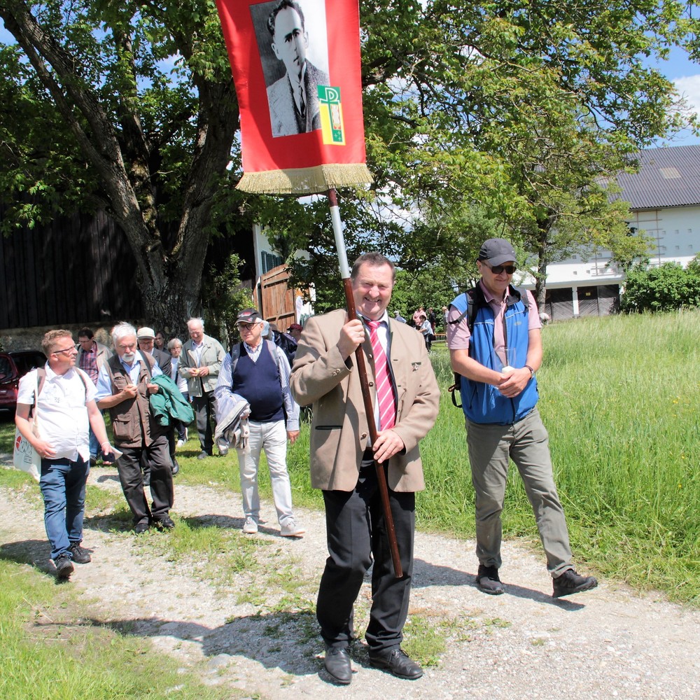 Jägerstättersternwallfahrt / KMB Ing. Karl Toifl führt den Zug der Pilger vom Jägerstätterhaus zur Pfarrkirche