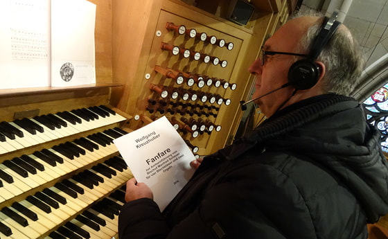 Domorganist Wolfgang Kreuzhuber hört seine Fanfare gleich zum ersten Mal 'live'...
