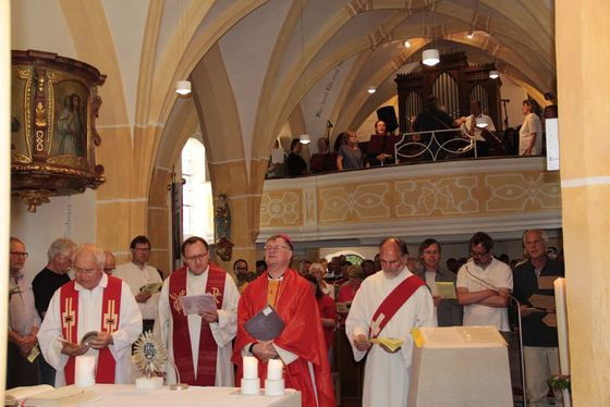 Gottesdienst in St. Radegund: Bischof Manfred Scheuer, der Geistliche Assistent der KMB Hans Wimmer und Diakon Johann Niederreiter.
