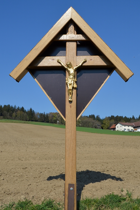 Kreuz neben Güterweg in Au